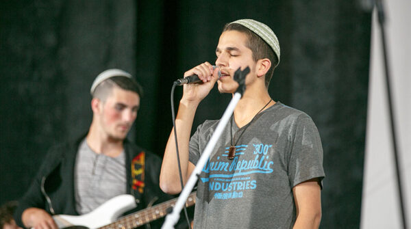 Music students at the AMIT Bienenfeld Hevruta