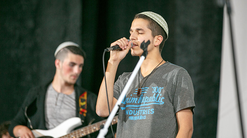 Music students at the AMIT Bienenfeld Hevruta