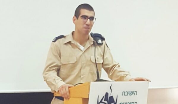 Army officers return to Yeshivat Kfar Ganim to thank their teachers