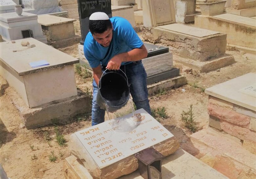 AMIT students across the country are visiting cemeteries to recite the kaddish prayer and help clean soldiers’ graves.