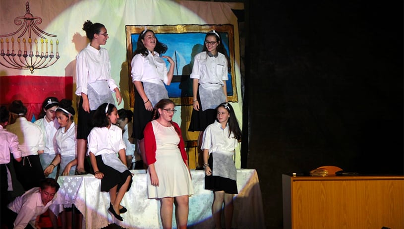 Students at Ulpanat AMIT Lehava Kedumim Junior and Senior High School received a special English lesson recently, which they transformed into an inspiring chesed initiative.