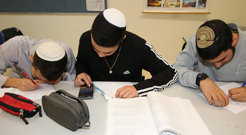 By Amnon Eldar, director general of the AMIT network
The Education Ministry recently published its various measures for evaluating schools in Israel and it is to be commended for its policy of transparency. However, in 2018, Israeli society’s view of bagrut (matriculation exam) scores should be the subject of in-depth discussion.