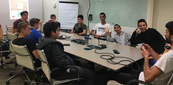 AMIT entrepreneurs get “charged up” at visit to Powermat