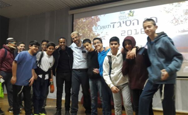 AMIT students mark Sigd holiday with renowned journalist
