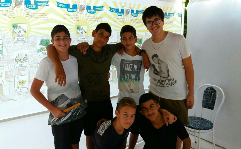 AMIT Students Across Israel Help Build Sukkahs