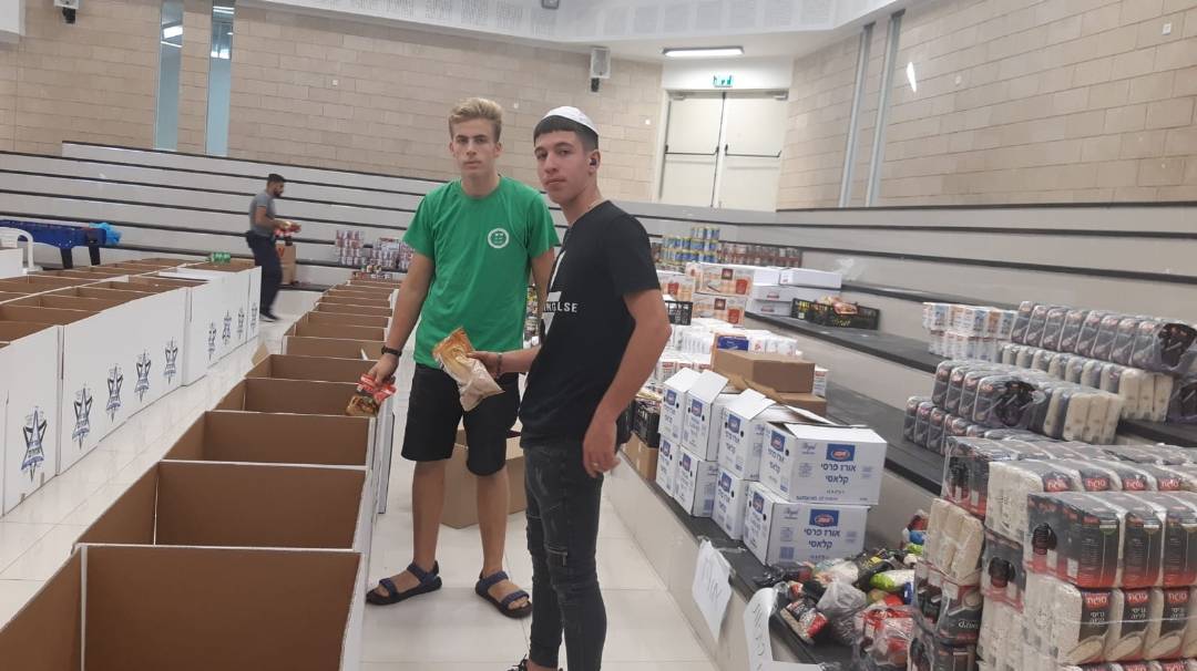 Student Chesed Donates 300+ Food Packages